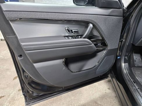 Used 2025 Land Rover Range Rover Sport SE image 7