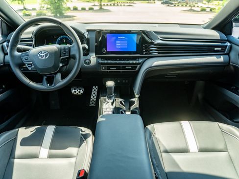 Used 2025 Toyota Camry SE w/ Convenience Package FWD image 20