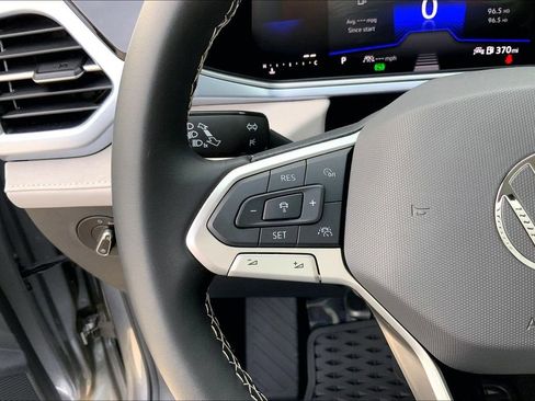 Certified 2025 Volkswagen Taos SE image 18