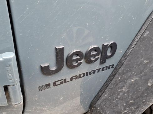 Used 2025 Jeep Gladiator Sport AWD/4WD image 9