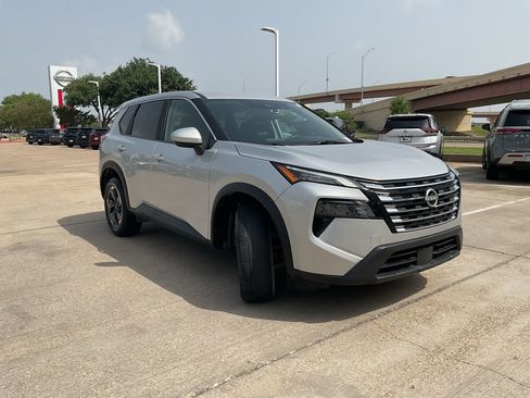 Used 2025 Nissan Rogue SV FWD image 4