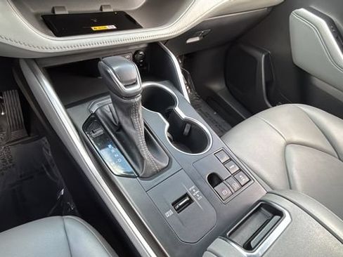 Used 2023 Toyota Highlander XLE FWD image 14