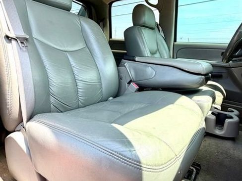 Used 2005 Chevrolet Avalanche Z71 w/ Preferred Equipment Group AWD/4WD image 11