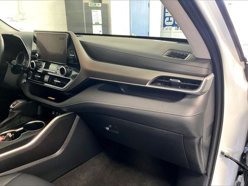 Used 2023 Toyota Highlander XLE AWD/4WD image 13
