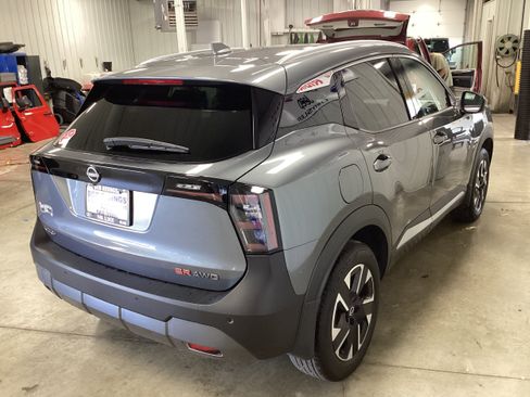 Used 2025 Nissan Kicks SR AWD/4WD image 6