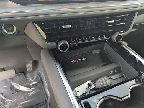 New 2025 Chevrolet Suburban Premier image 33