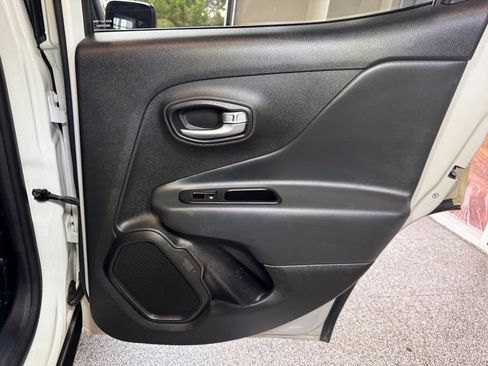 Used 2022 Jeep Renegade Latitude AWD/4WD image 51