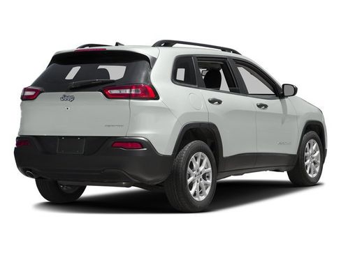 Used 2016 Jeep Cherokee Sport image 2