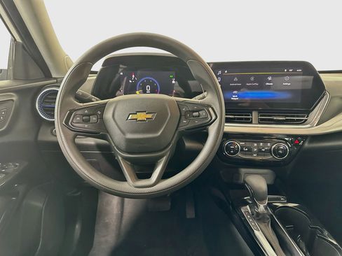 Used 2025 Chevrolet Trax LT FWD image 17