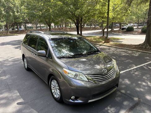 Used 2016 Toyota Sienna XLE FWD image 40