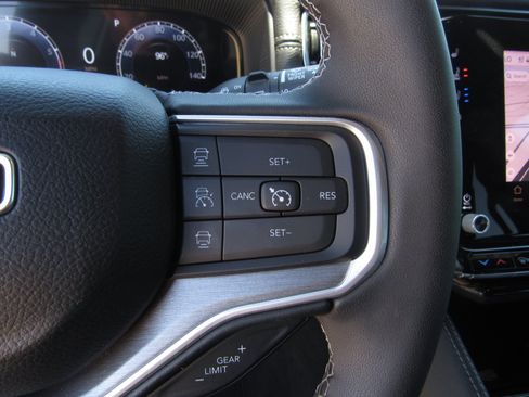 Used 2025 Jeep Wagoneer Series II AWD/4WD image 26