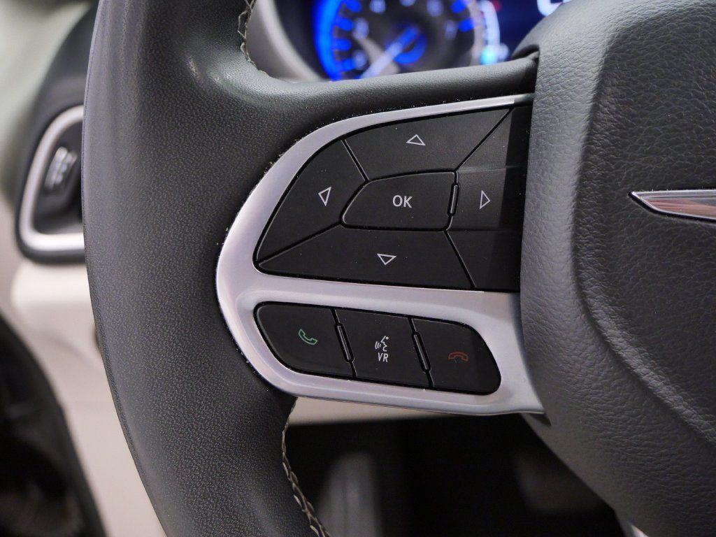 Certified 2023 Chrysler Pacifica Touring-L FWD image 23