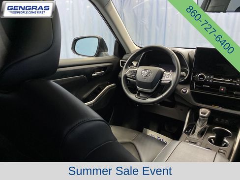 Used 2023 Toyota Highlander XLE AWD/4WD image 40