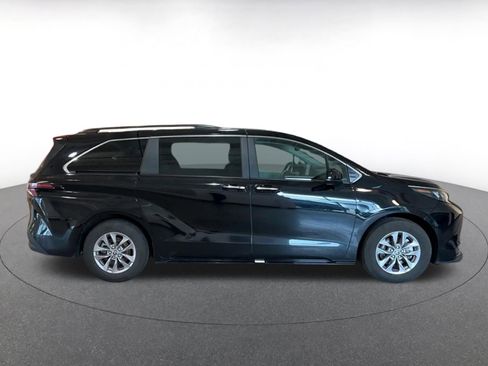 Used 2025 Toyota Sienna XLE image 16
