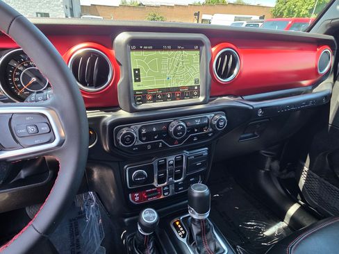Used 2023 Jeep Wrangler Unlimited Rubicon w/ LED Lighting Group AWD/4WD image 16
