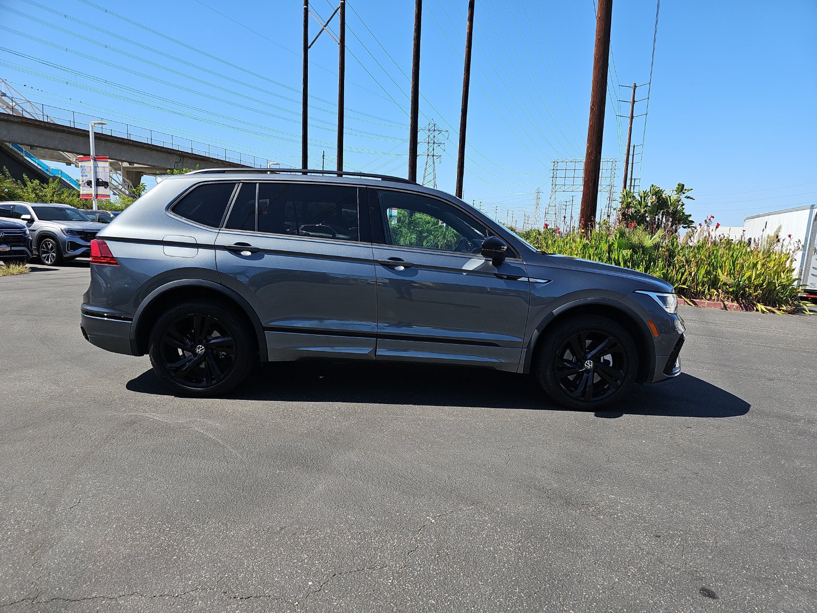 Certified 2024 Volkswagen Tiguan SE R-Line FWD image 4