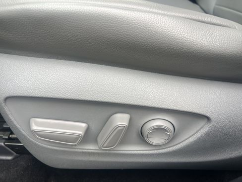 Used 2020 Toyota Highlander XLE image 24