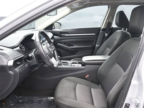 Used 2022 Nissan Altima 2.5 SV w/ SV Premium Package image 9