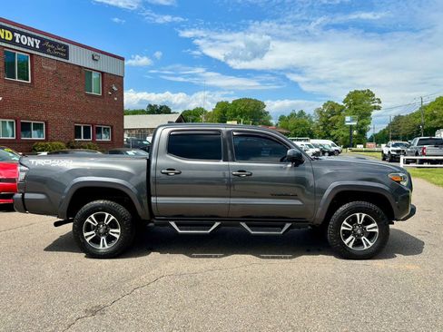 Used 2019 Toyota Tacoma TRD Sport w/ Technology Package AWD/4WD image 4