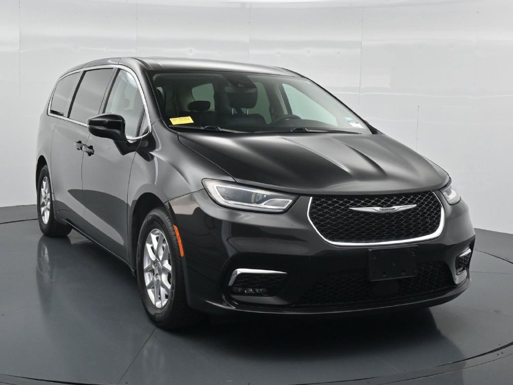 Used 2023 Chrysler Pacifica Touring-L FWD image 3