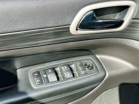 Used 2020 Jeep Grand Cherokee Laredo w/ Security & Convenience Group image 17