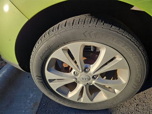 Used 2016 Kia Soul + image 5