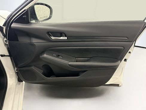 Used 2025 Nissan Altima 2.5 SV image 32