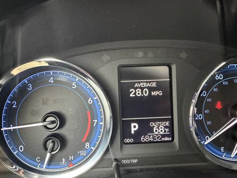 Used 2018 Toyota Corolla LE w/ LE Premium Package w/Moonroof image 15