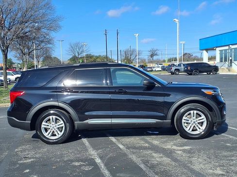 Used 2023 Ford Explorer XLT image 4