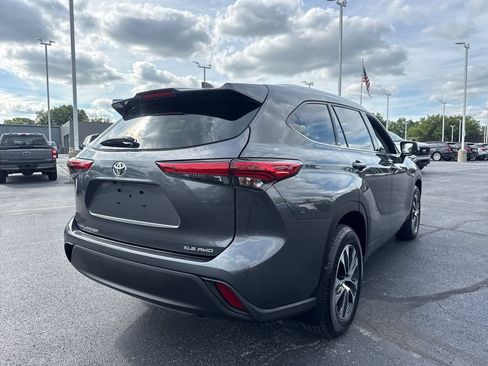 Used 2020 Toyota Highlander XLE AWD/4WD image 7