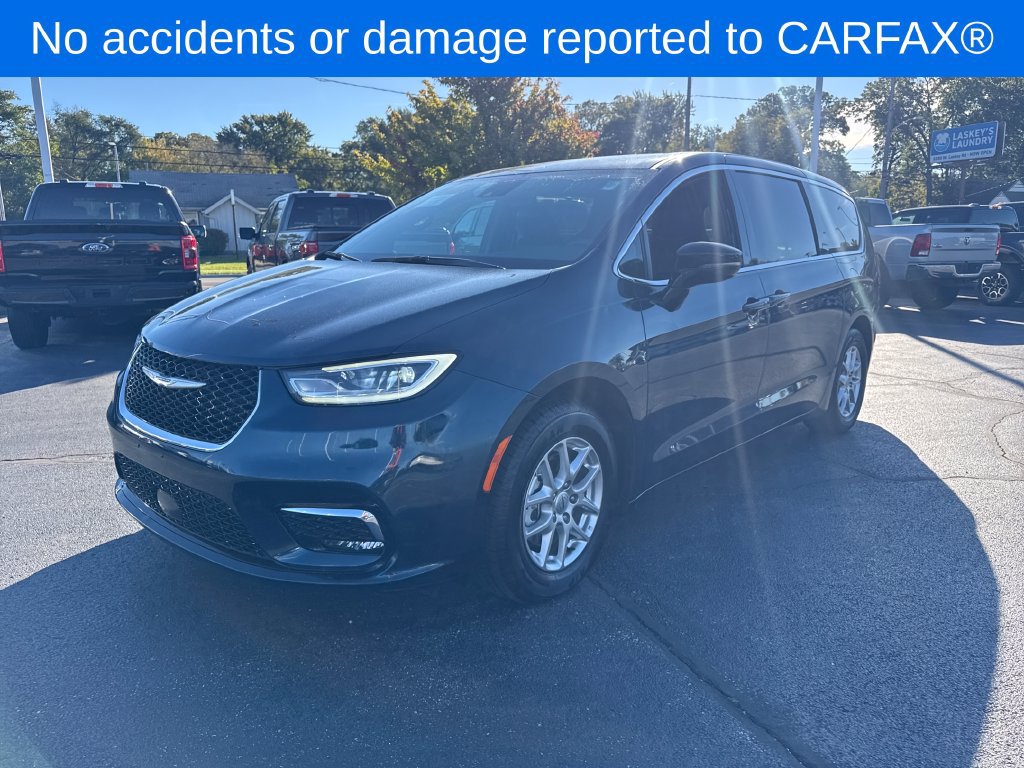 Used 2025 Chrysler Pacifica Select FWD image 2
