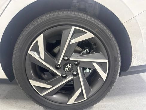 Certified 2025 Hyundai Elantra Limited FWD image 9