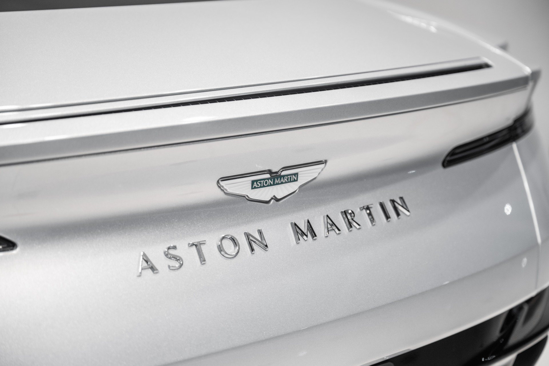 Used 2024 Aston Martin DB12 Coupe RWD image 8