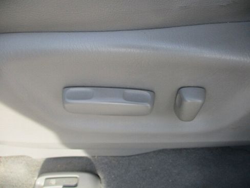 Used 2004 Toyota Sienna XLE 4 Door FWD**1 Owner/Leathe image 31