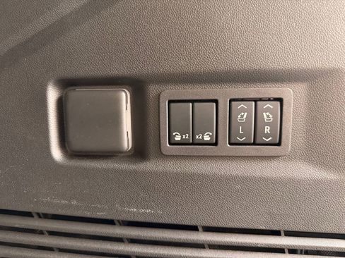 Used 2024 GMC Yukon SLT w/ SLT Premium Package AWD/4WD image 9