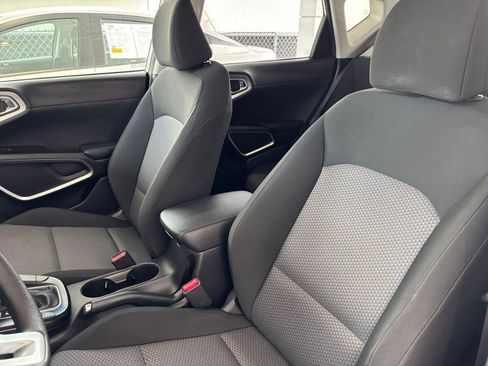 Used 2025 Kia Soul LX w/ LX Technology Package FWD image 36