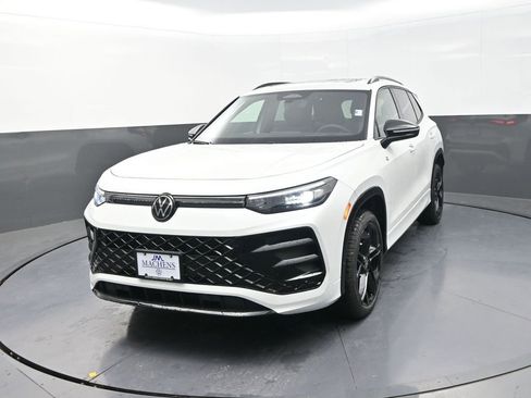 New 2026 Volkswagen Tiguan SE R-Line image 3