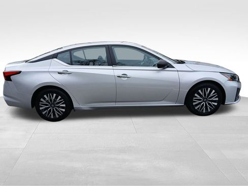 Used 2024 Nissan Altima 2.5 SV image 7