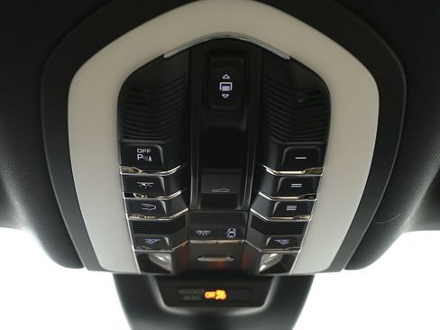 Used 2023 Porsche Macan AWD/4WD image 21