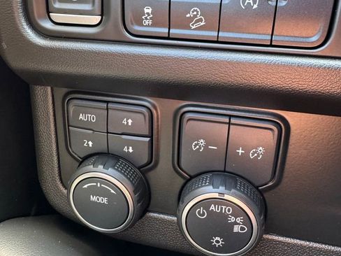 Used 2023 Chevrolet Suburban Premier AWD/4WD image 25