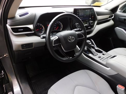Used 2021 Toyota Highlander LE AWD/4WD image 13