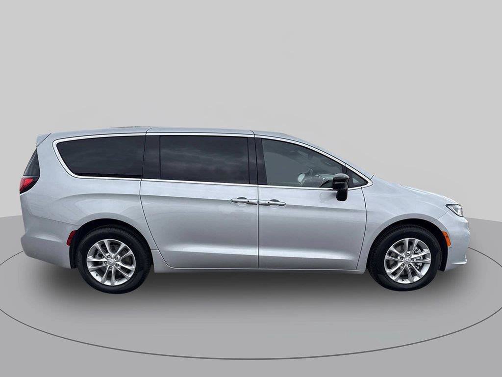 New 2026 Chrysler Pacifica Select FWD image 2