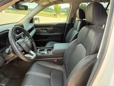 Used 2025 Honda Pilot Touring image 4
