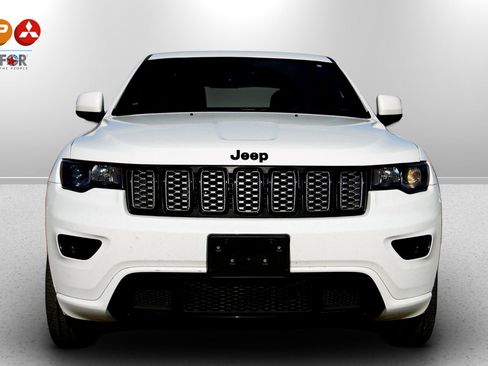 Used 2018 Jeep Grand Cherokee Altitude image 3