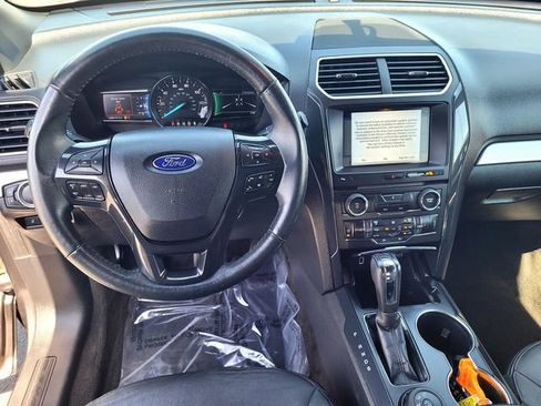 Used 2017 Ford Explorer XLT w/ Equipment Group 202A AWD/4WD image 9