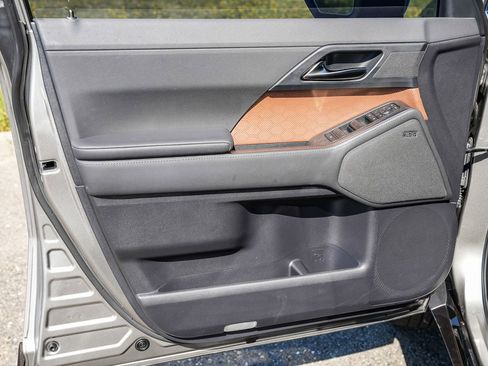 Used 2024 Lexus GX 550 w/ Accessory Package (2T) AWD/4WD image 19