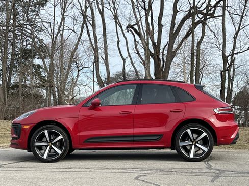 Certified 2022 Porsche Macan image 2