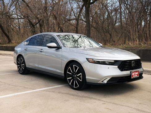 Used 2023 Honda Accord Touring image 2