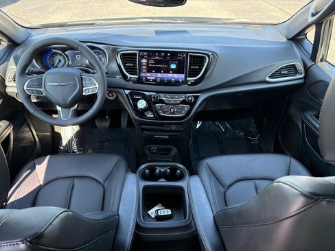 Used 2026 Chrysler Pacifica Select FWD image 6
