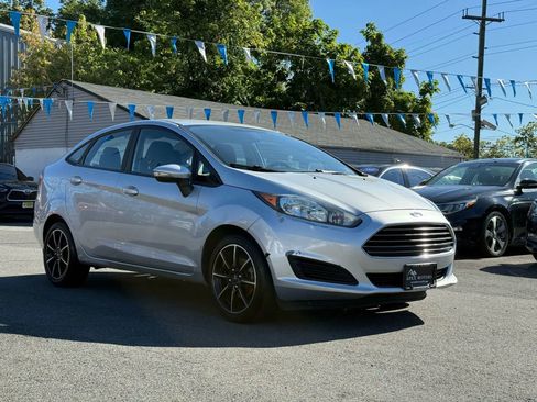 Used 2015 Ford Fiesta SE image 3